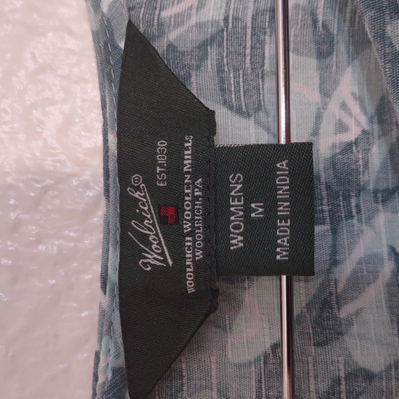 PRE OWNED WOOLRICH SHIRT SIZE M GREEN AND WHITE FLORAL PRINT - Picture 2 of 8